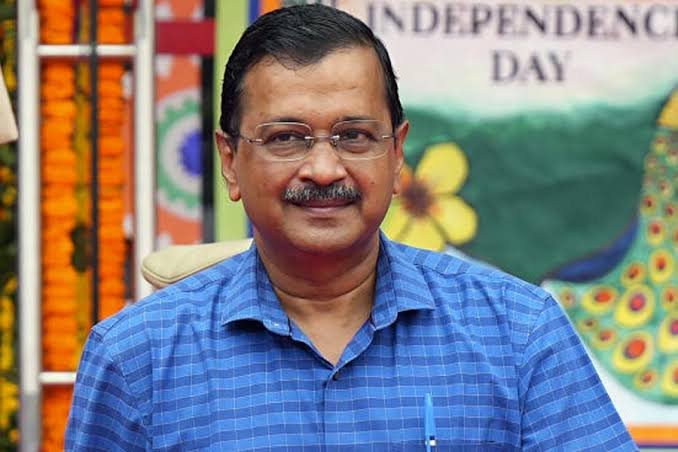 In a liquor case, an ED team arrives at Arvind Kejriwal’s home with a search warrant.